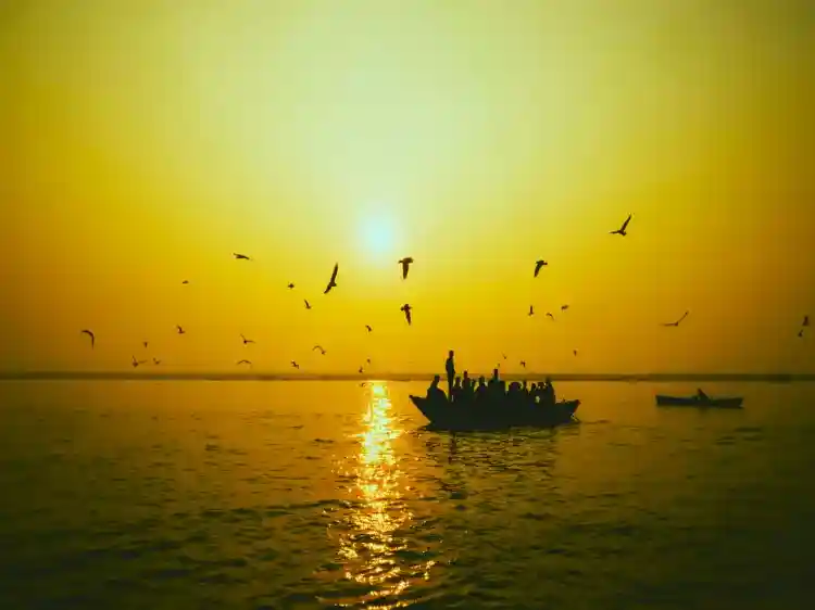 Varanasi Travel Guide — Ghats, Street Food & the Sacred City on the Ganges